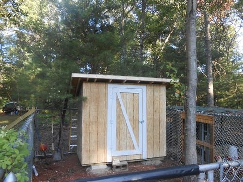 How to Build a Pallet Chicken Coop: 20 DIY Plans | Guide ...