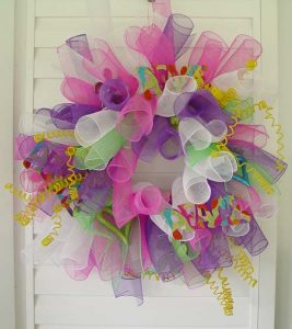How to Make a Curly Deco Mesh Wreath