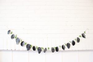 Black Leaf Garland