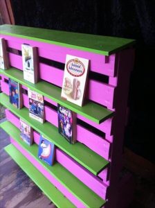 Pallet Bookshelf for Classroom
