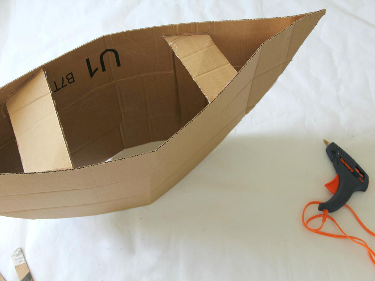https://www.guidepatterns.com//wp-content/uploads/2020/06/Build-A-Boat-Prop-Halloween-Cardboard.jpg