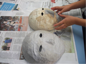 Comment faire un masque en papier mâché en forme de ballon étape par étape. Step