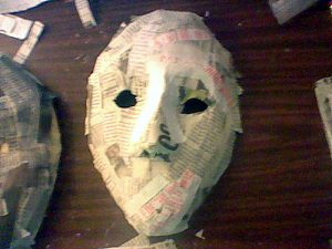 Como para fazer máscaras de papel mache na sua cara