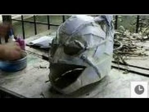 Masque de Batman en papier mâché