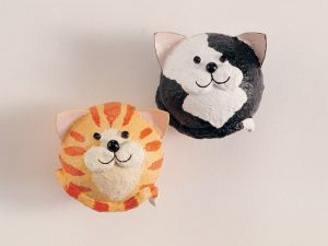 Masques de chat en papier mâché