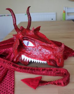 Masque en papier mâché dragon. Mask