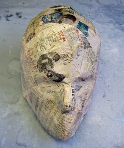 Masque de visage en papier mâché