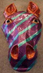 Masque de cheval en papier mâché