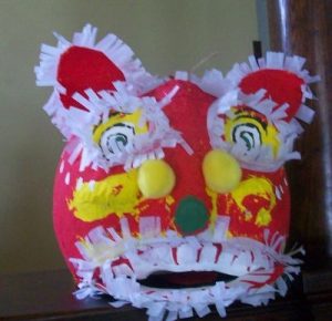 Masque de lion en papier mâché