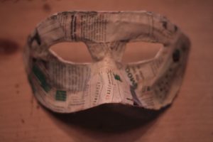 Masque de mascarade en papier mâché