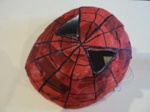 Masque Spiderman en papier mâché