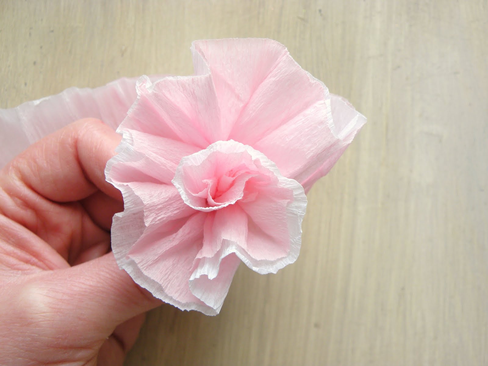 Featured image of post Diy Crepe Paper Flower Design - Add streamers vertically strung up for a pretty dessert simple party backdrop at glorious treats.