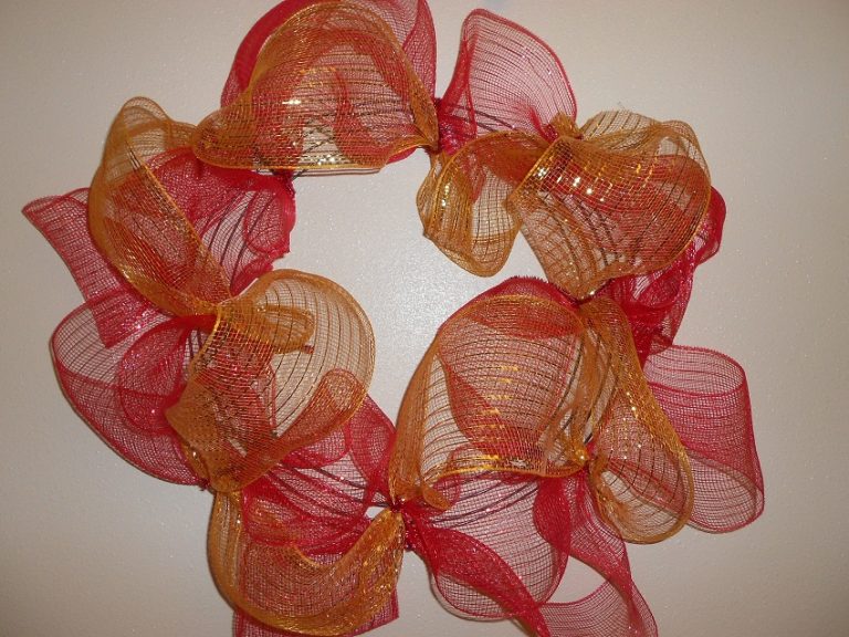 How to Make a Mesh Wreath 30 DIYs with Instructions Guide Patterns