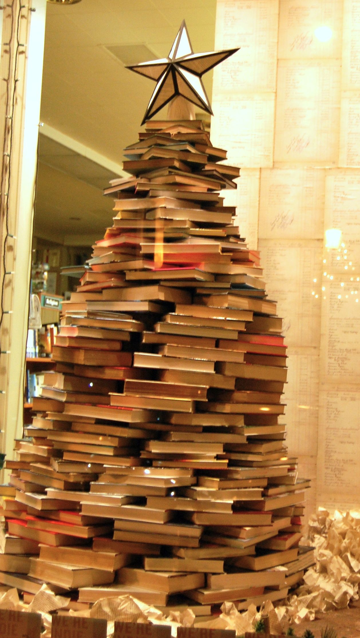 17 DIY Instructions and Ideas to Make a Christmas Tree with Books