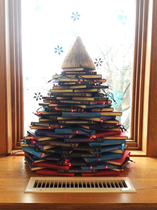 17 DIY Instructions and Ideas to Make a Christmas Tree with Books
