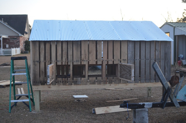 How to Build a Pallet Chicken Coop: 20 DIY Plans | Guide 