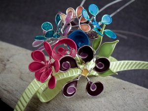 Esmalte de uñas de flores de alambre