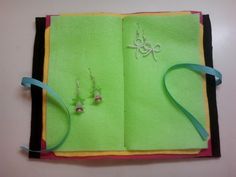 Porte-boucles d'oreilles en forme de livre