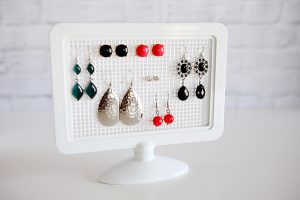 Porte-boucles d'oreilles en plastique