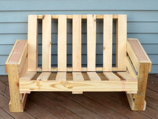Diy Plans To Build A Bench From Pallets, How To Make A Bench Out Of Wooden Pallets