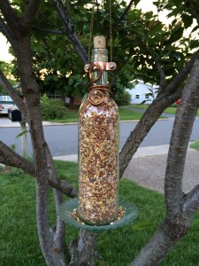 Alimentador para pájaros de botella de vino reciclada