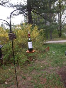Butelii de vin pentru hrănirea păsărilor artizanale