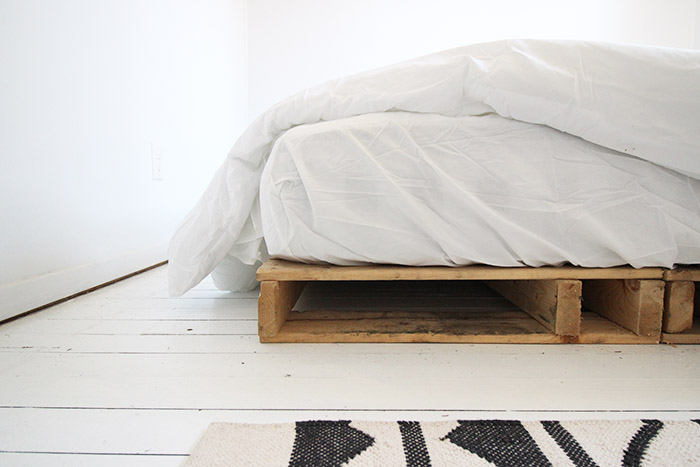 27 DIYs to make Bed  Frames out of Pallets Guide Patterns