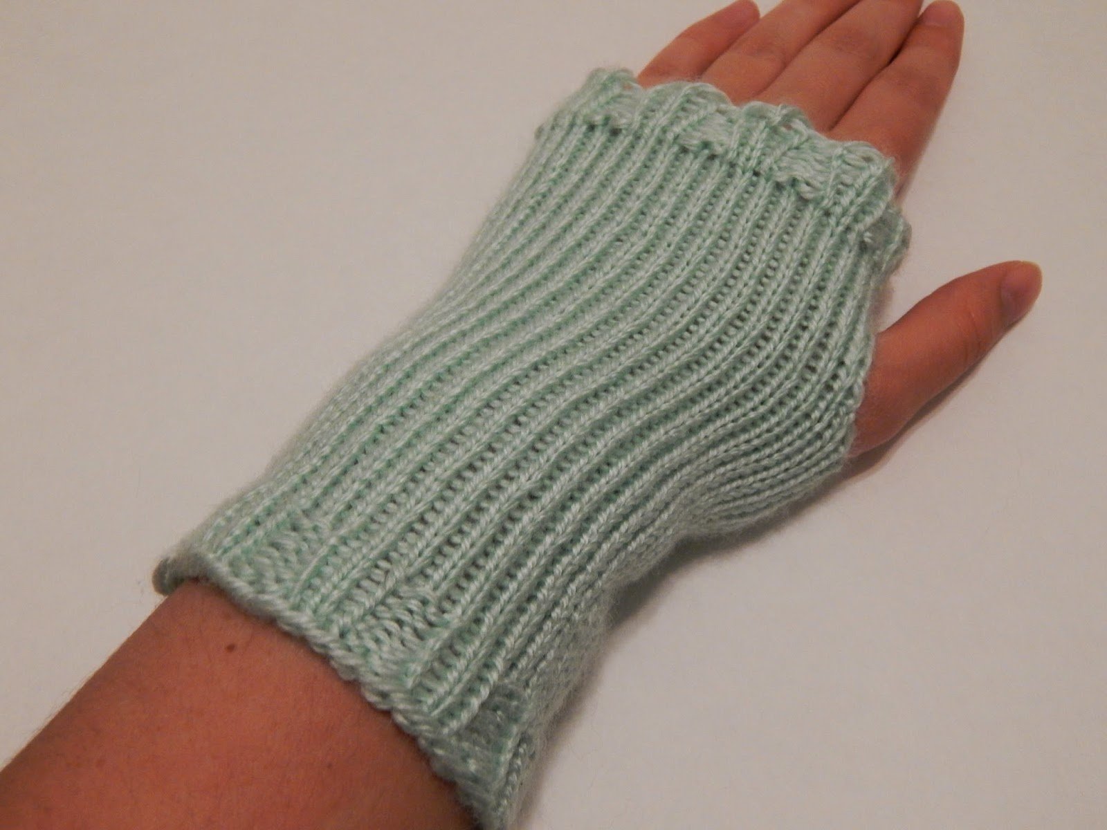 Knit fingerless gloves pattern straight needles