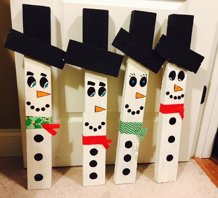 20+ DIY Ideas to Make a Snowman with Pallet and Other Wooden Objects